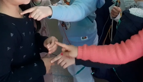 mans de crianzas conectados á Makey Makey e tocándose entre si.